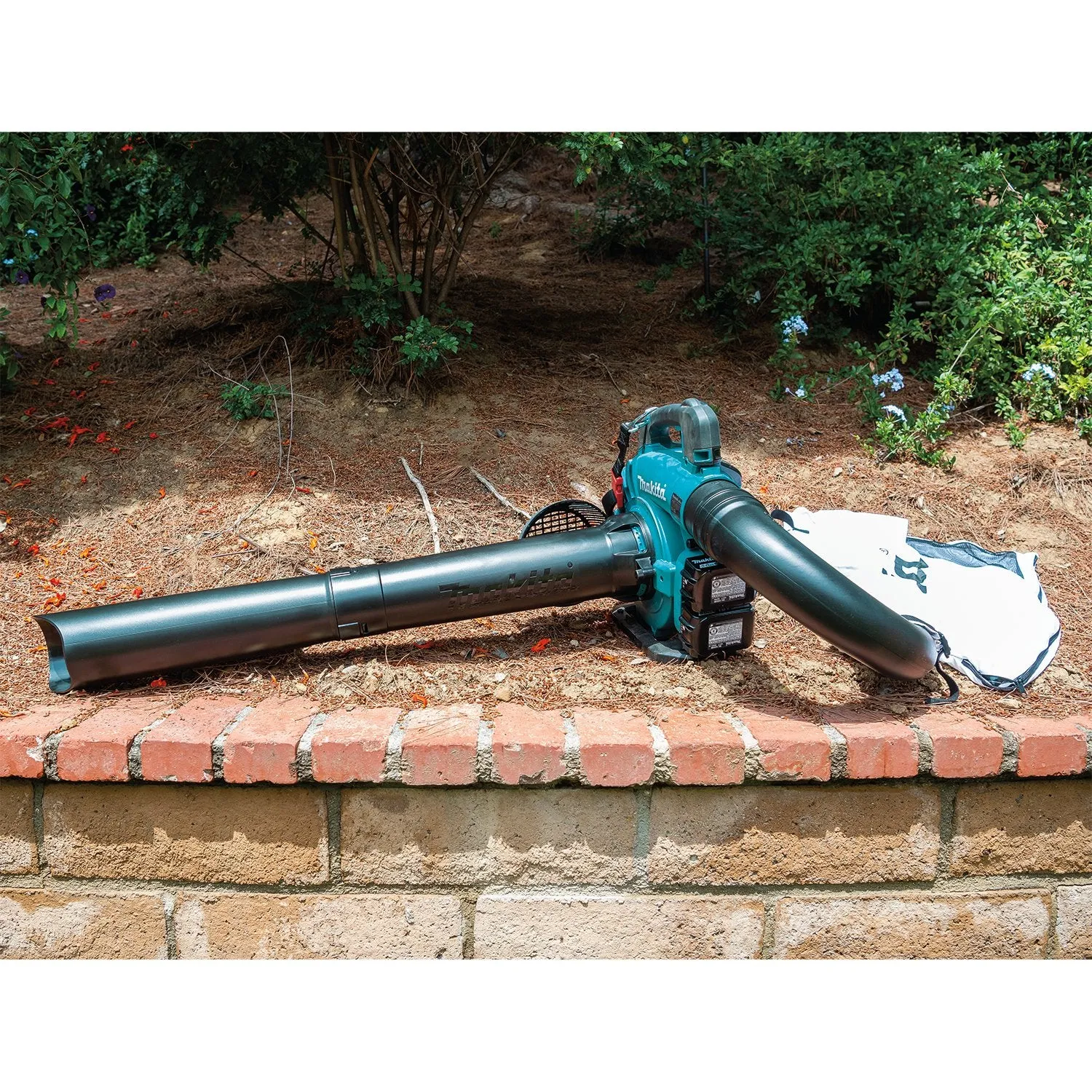 Makita (XBU04PTV) 36V (18V X2) LXT® Brushless Blower Kit w/Vacuum Attachment Kit (5.0Ah)