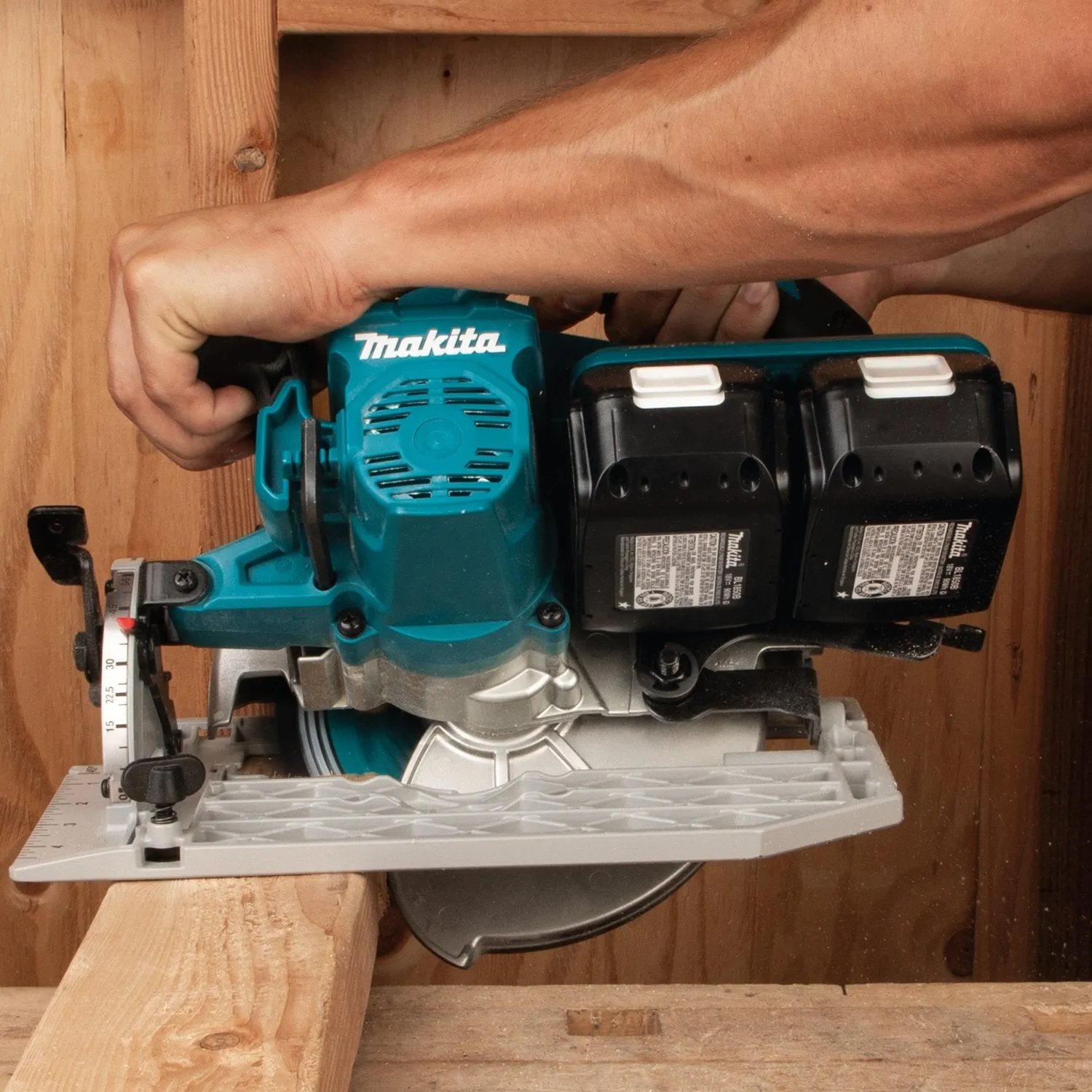 Makita (XSH06PT) 36V (18V X2) LXT® Brushless 7-1/4" Circular Saw Kit, blade right, dual port charger, bag (5.0Ah)